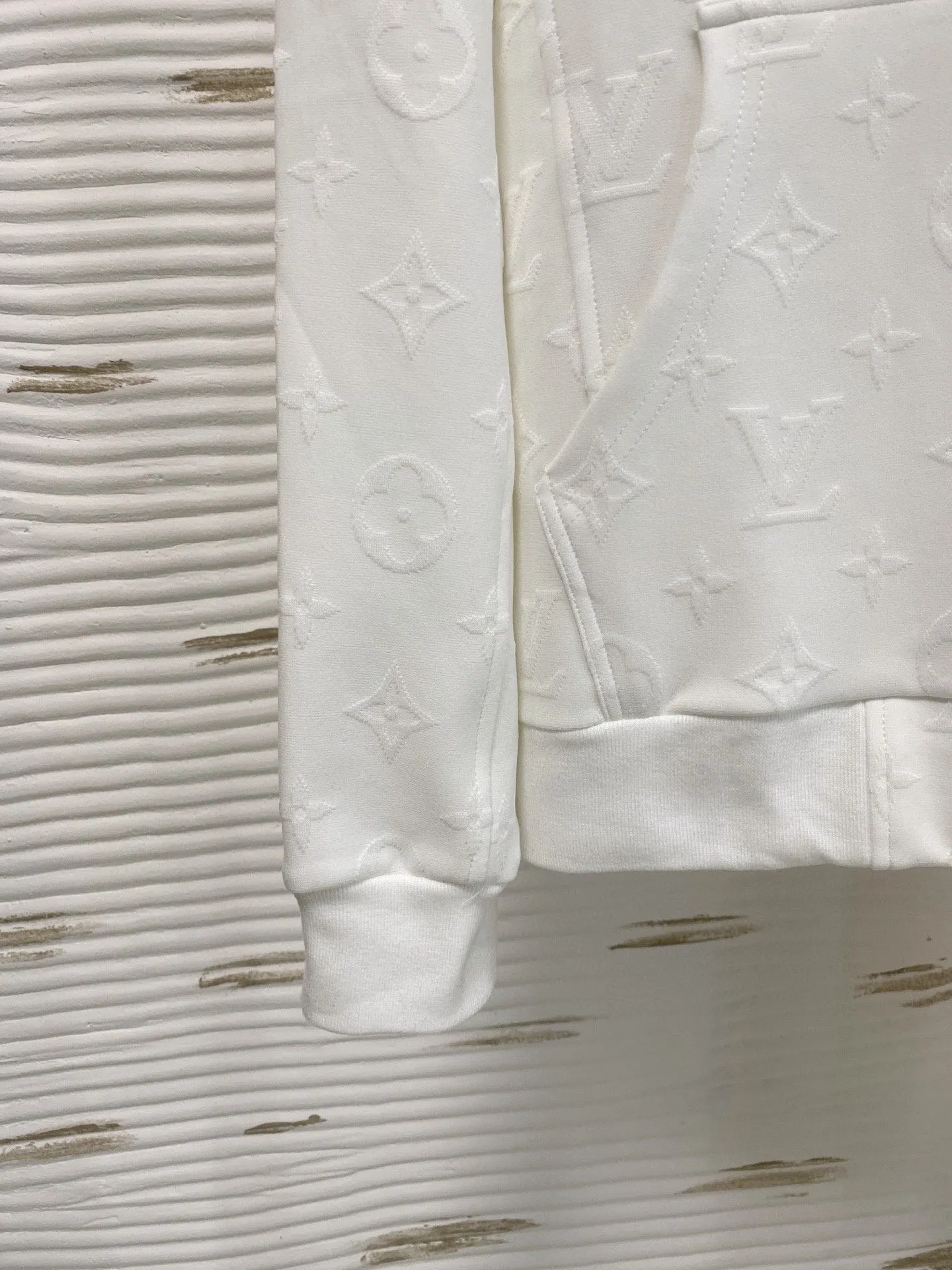 🅿️720 LV hot-selling suit is coming. Focus on the original version of the official website. 2025 new hot-selling cardigan suit. The original order is the best. 🇭🇰The meticulous work of top designers. It has a fitting and perfect upper body effect. All-natural high-quality Tencel Roman cotton 100%, close-fitting comfort, noble and elegant! Original hardware embodies elegance and nobility! Counter size: M-3XL (maximum wear up to 190 pounds)